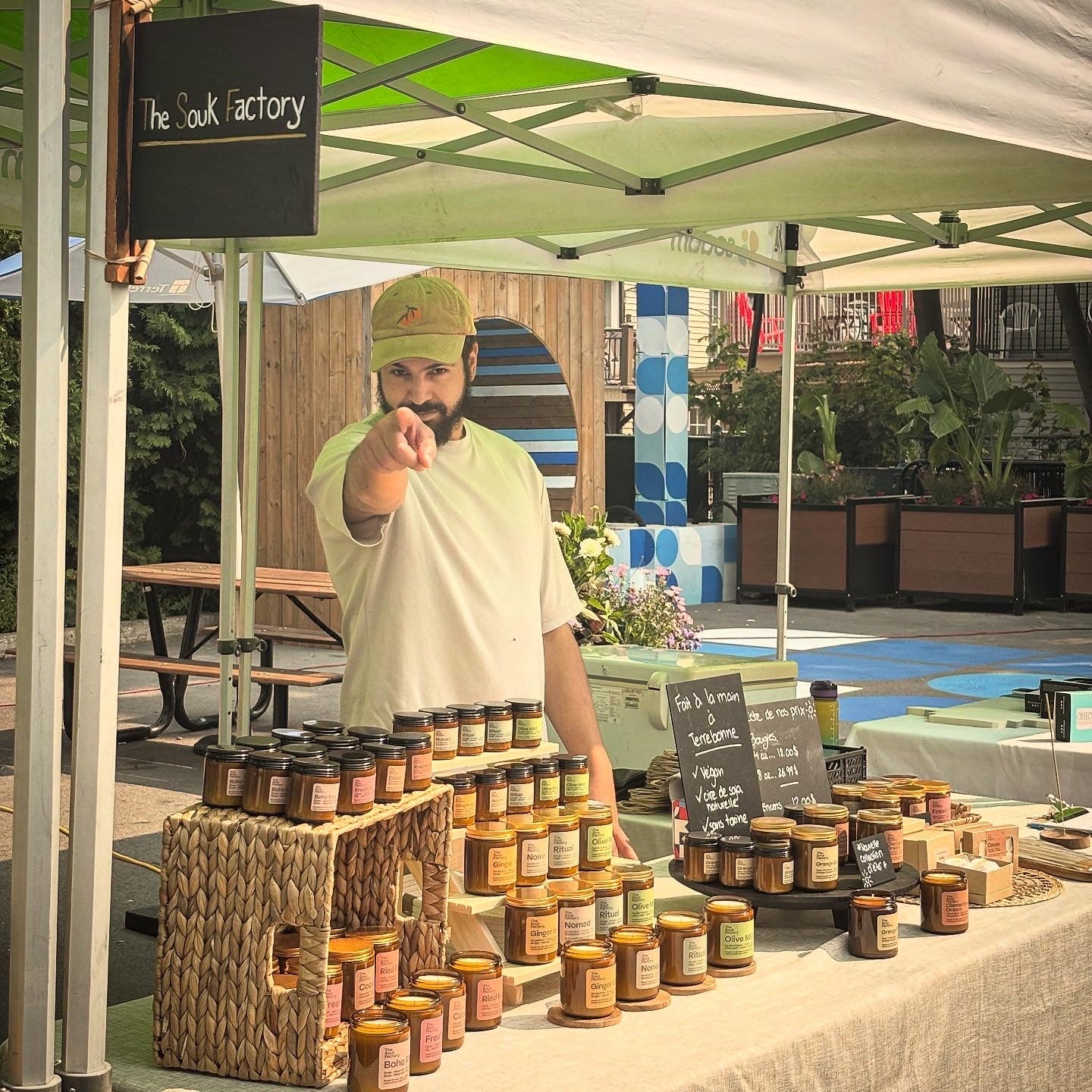 Najim au marché d'été devant kiosque de bougies