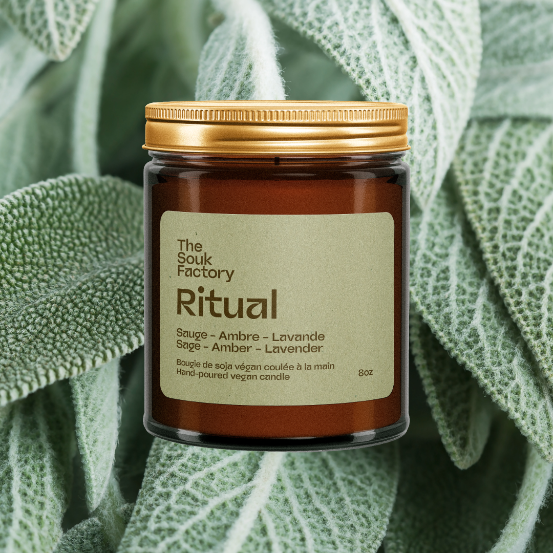 Bougie Amber Ritual 8 oz sur fond de sauges