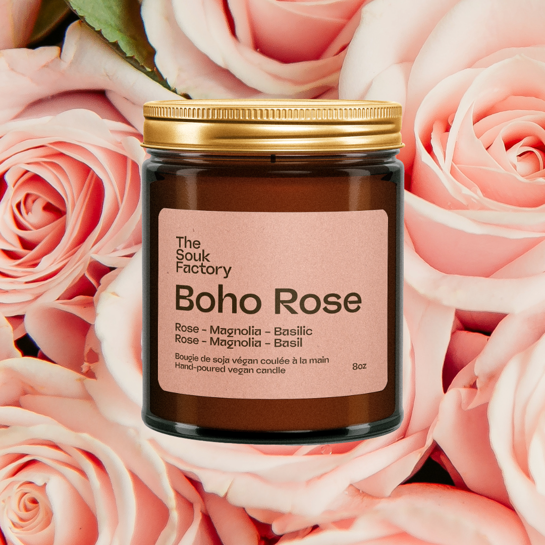 Bougie 8 oz boho rose sur fond de roses