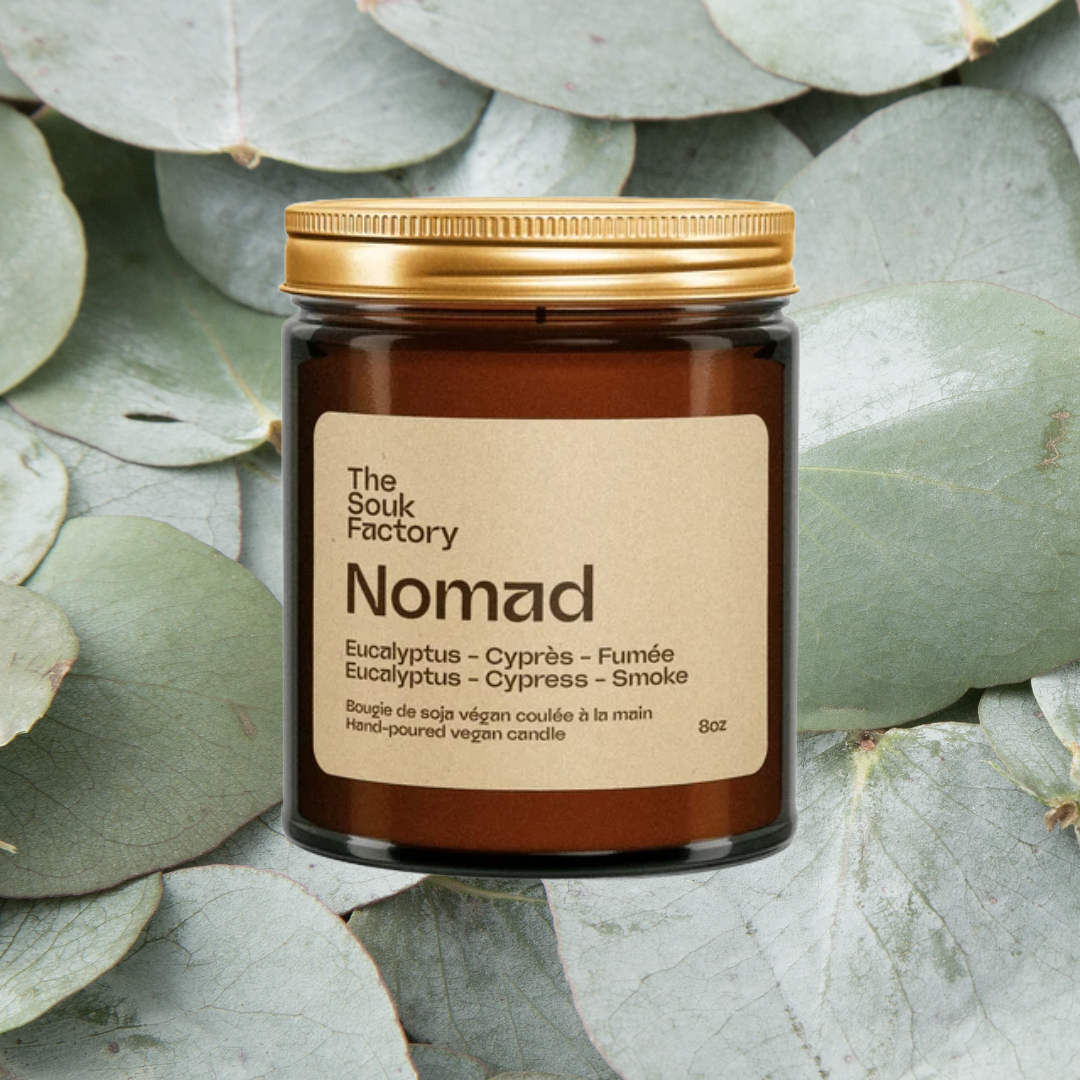 Bougie 8 oz Nomad Smoke sur fond d'eucalyptus