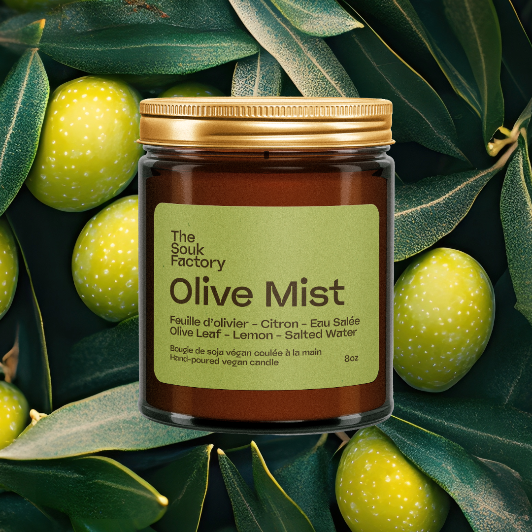 Bougie 8 oz live Mist sur fond de feuilles d'olivier