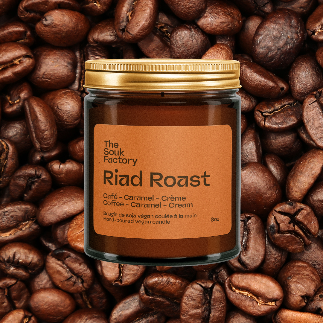 Bougie 8 oz Riad Roast étiquette brune arrière-plan grains de café