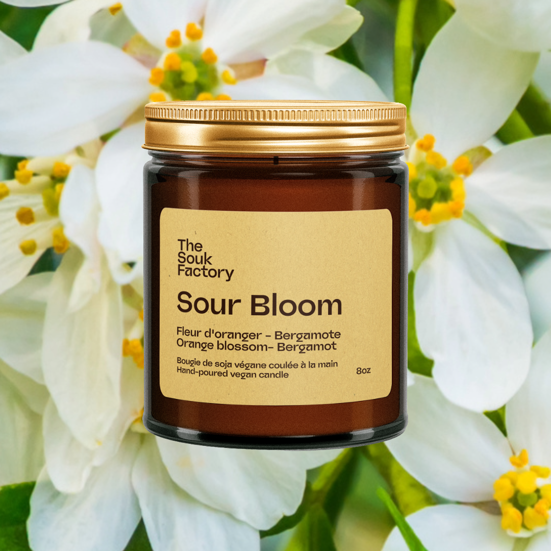 Bougie 8 oz Sour Bloom sur fond de fleurs d'oranger