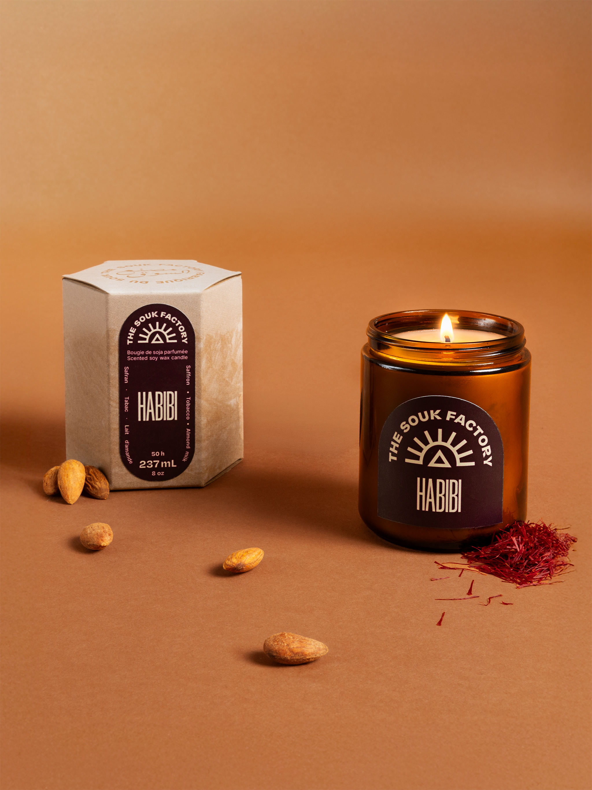 Bougie 8 oz Habibi, jar ambrée et boite kraft avec encre blanche, amandes et safran